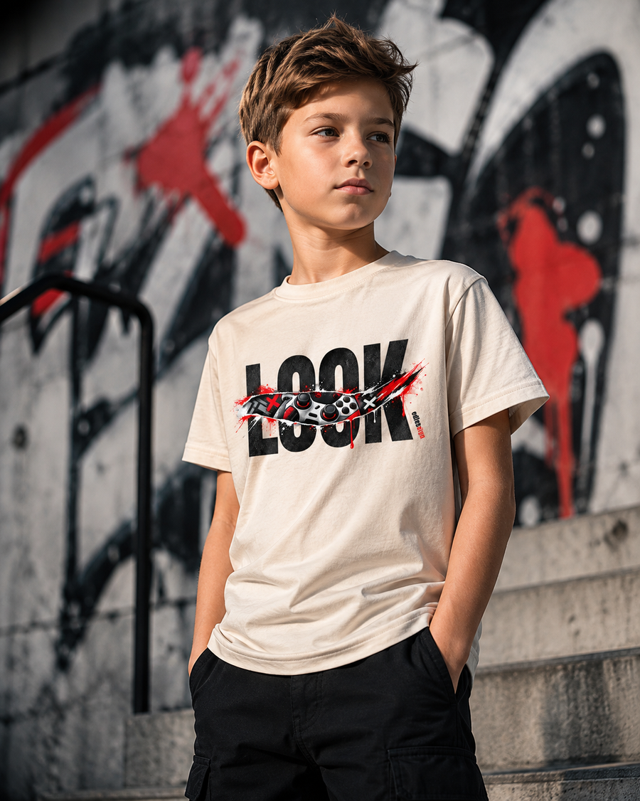 Junge trägt edlessign Kids T-Shirt GAME MODE mit Gaming Controller Design