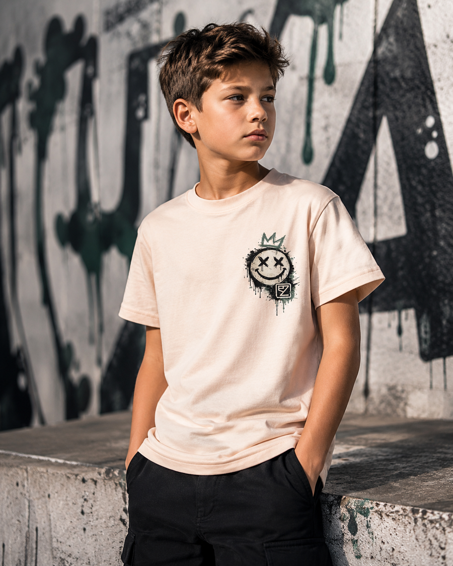 Junge trägt edlessign Kids Tee SMILE KING mit Graffiti Smiley Brustprint